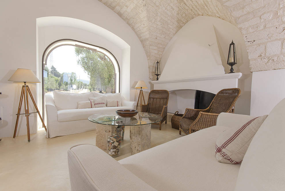 This is an example of a mediterranean family room in Bari.