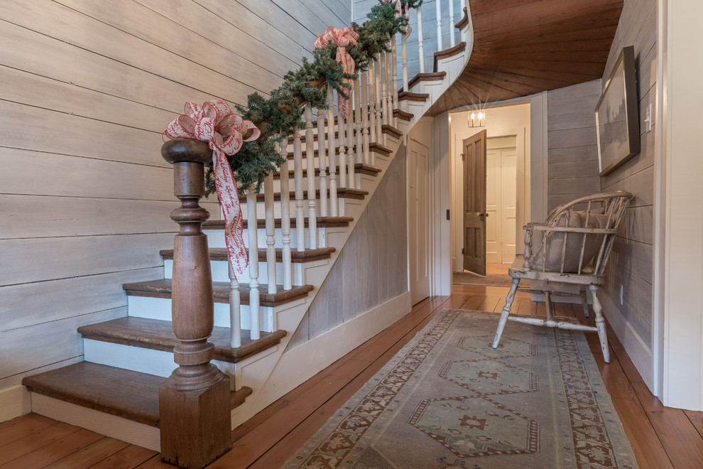 Mid-sized mountain style wooden curved staircase photo with wooden risers