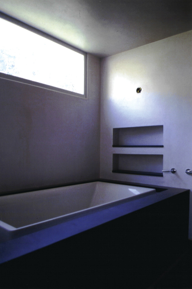 Ejemplo de cuarto de baño de tamaño medio con bañera empotrada, ducha empotrada, paredes blancas y suelo de bambú