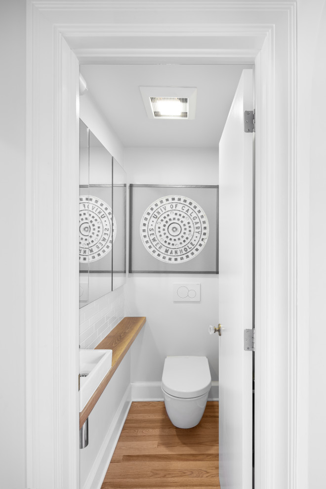Свежая идея для дизайна: маленький туалет в современном стиле для на участке и в саду - отличное фото интерьера