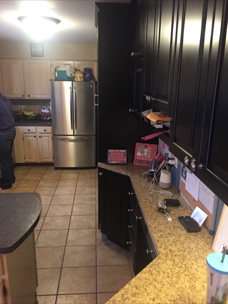 Example of a transitional kitchen design in Chicago