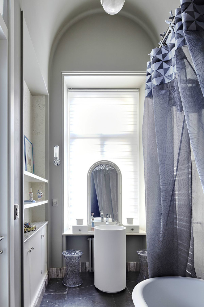 Квартира в трехэтажном особняке на набережной реки Мойки