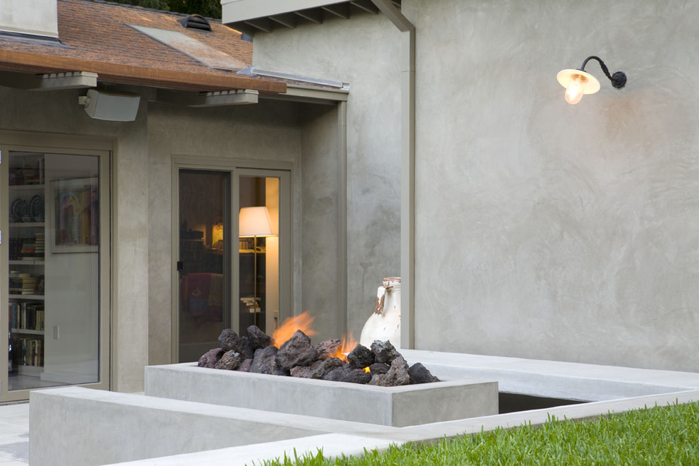 Inspiration for a large contemporary one-storey stucco grey exterior in Los Angeles with a flat roof.