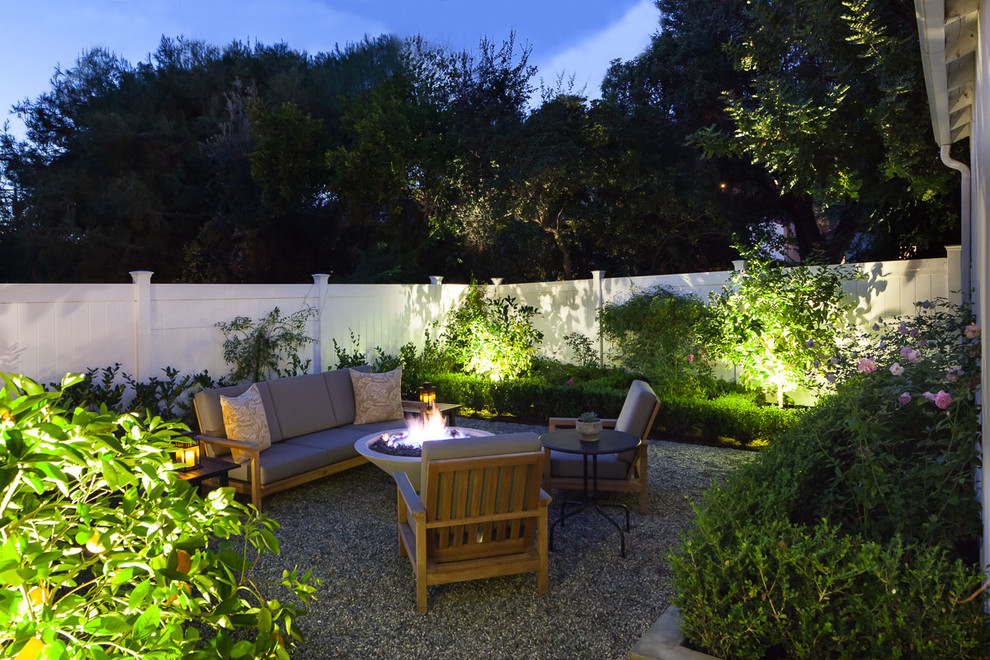Design ideas for a mid-sized traditional backyard patio in Los Angeles with gravel and no cover.