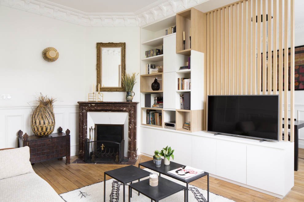 Idées déco pour un salon contemporain avec un mur blanc, un sol en bois brun, une cheminée d'angle, un téléviseur indépendant, un sol marron et boiseries.