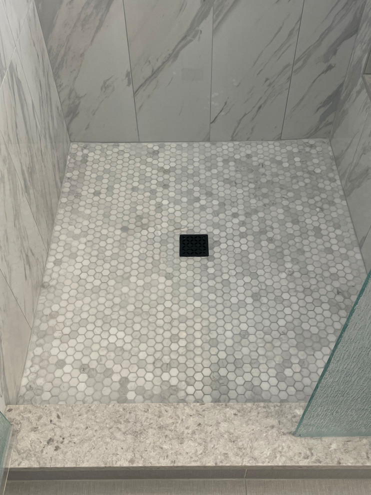 Idee per una grande stanza da bagno padronale contemporanea con doccia alcova, piastrelle bianche, piastrelle in gres porcellanato, pavimento in gres porcellanato e porta doccia a battente