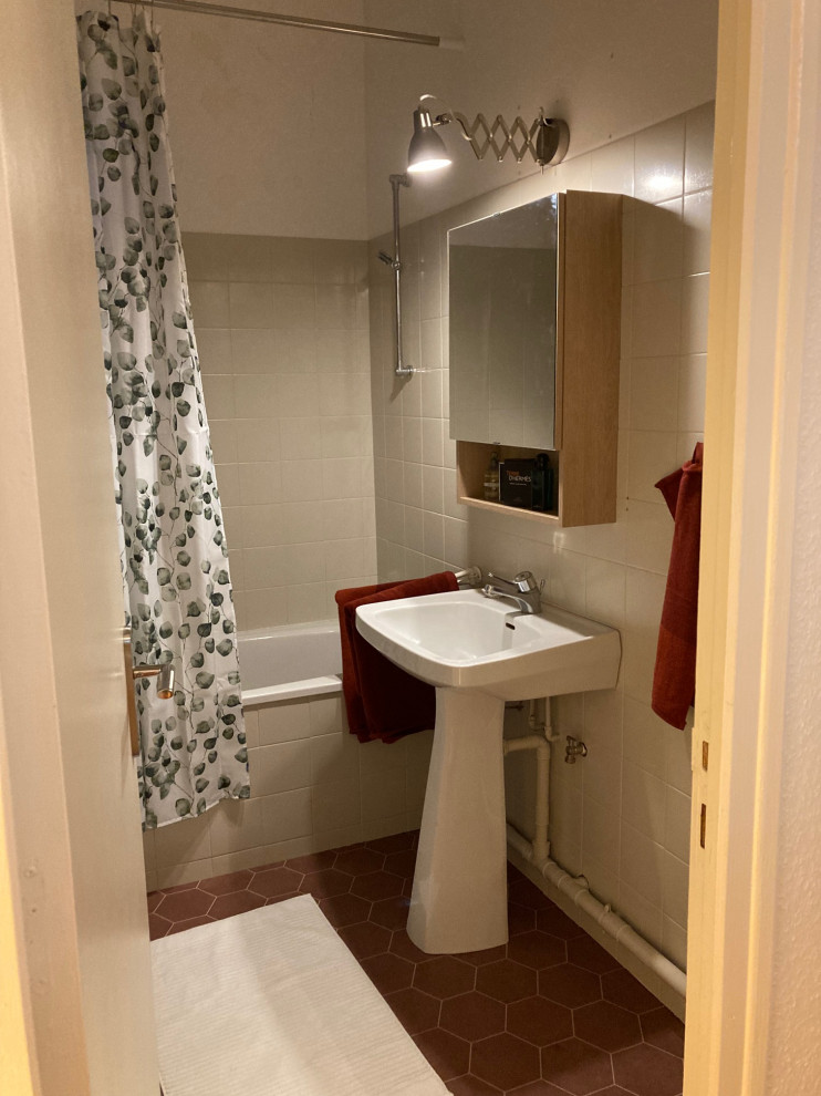 Immagine di una stanza da bagno con doccia moderna di medie dimensioni con vasca da incasso, piastrelle beige, un lavabo e mobile bagno incassato
