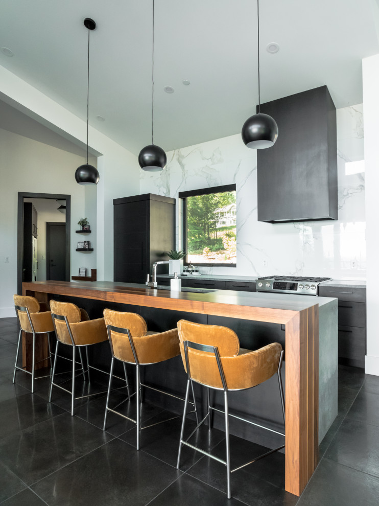 Foto di una cucina design di medie dimensioni con ante lisce, ante nere, top in cemento, paraspruzzi bianco, paraspruzzi in marmo, elettrodomestici in acciaio inossidabile, top grigio e soffitto a volta