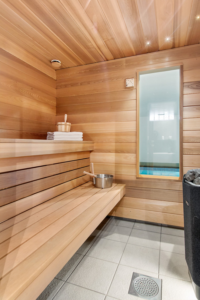 Foto di una sauna scandinava di medie dimensioni con soffitto in perlinato e pareti in legno
