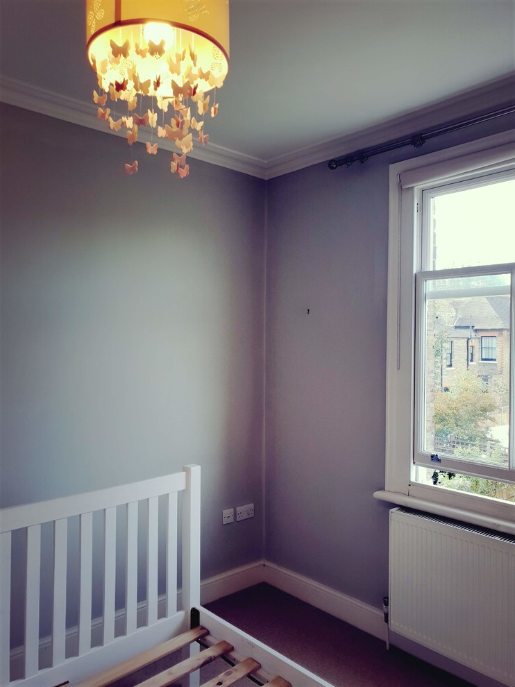 Ejemplo de dormitorio principal tradicional pequeño con paredes grises, moqueta, suelo beige y bandeja