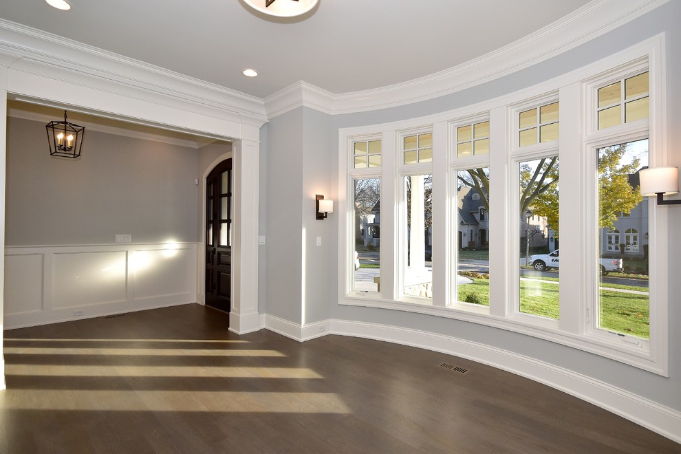 Example of a transitional home design design in Chicago