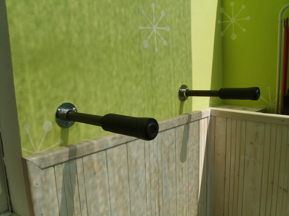 Foto de balcones contemporáneo de tamaño medio con privacidad y barandilla de varios materiales