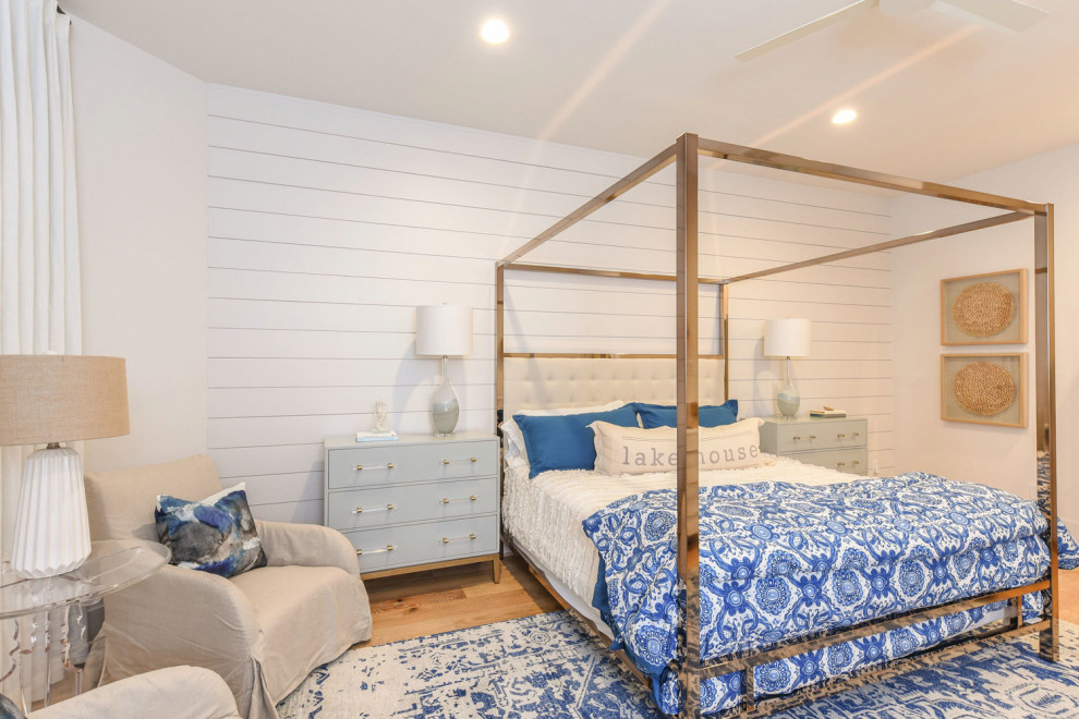 Идея дизайна: большая хозяйская спальня в морском стиле с белыми стенами и светлым паркетным полом