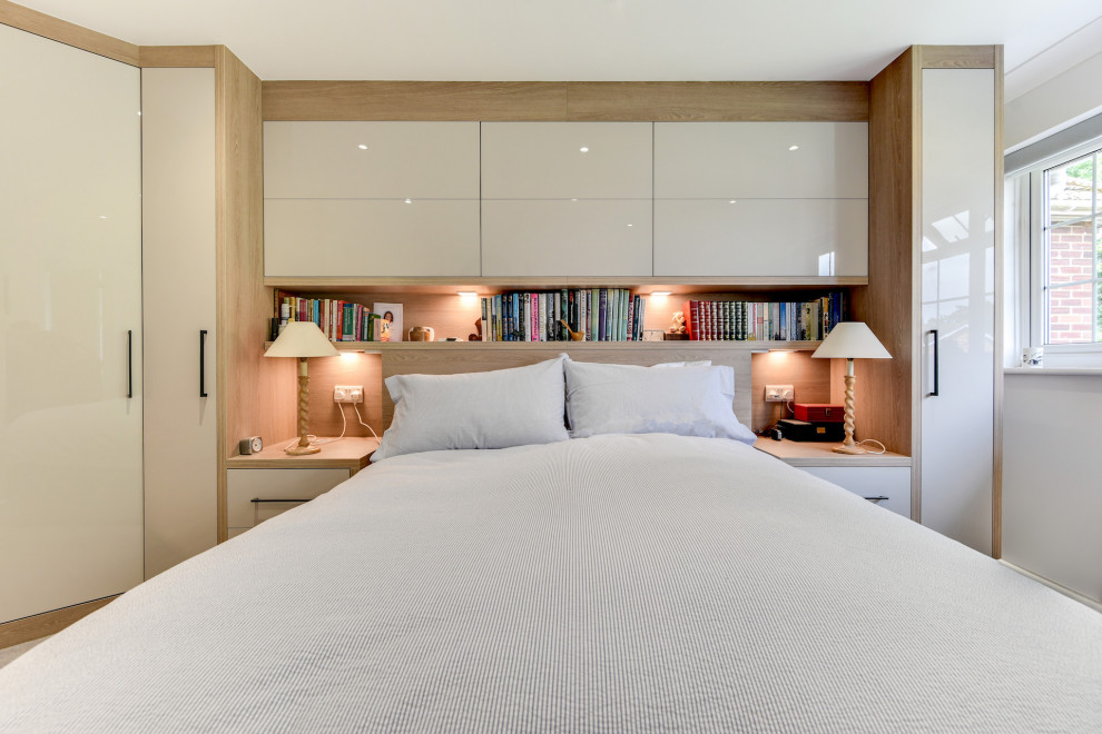 Пример оригинального дизайна: хозяйская спальня среднего размера: освещение в современном стиле с белыми стенами, ковровым покрытием и фиолетовым полом без камина