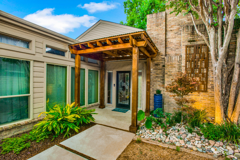 Entryway - transitional entryway idea in Dallas