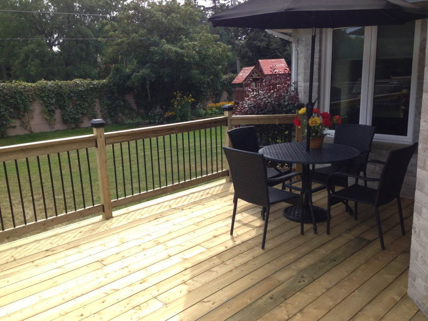 Example of a mountain style deck design in Toronto