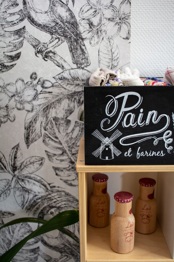 Idée de décoration pour une cuisine urbaine fermée et de taille moyenne avec un évier 1 bac, des portes de placard noires, un plan de travail en stratifié, une crédence blanche, un électroménager en acier inoxydable et un sol blanc.