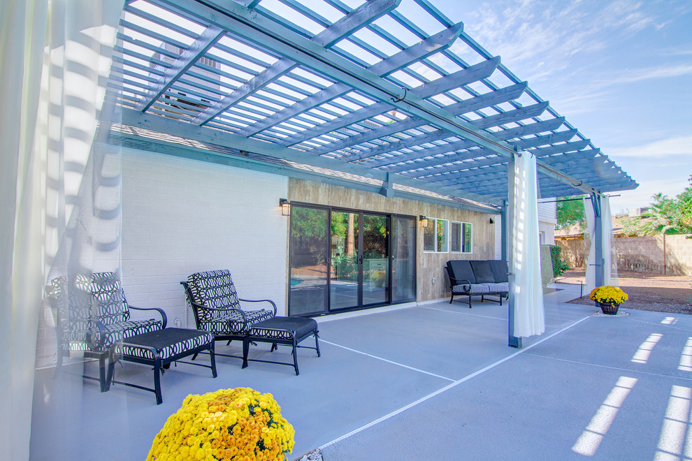 Example of a transitional home design design in Phoenix