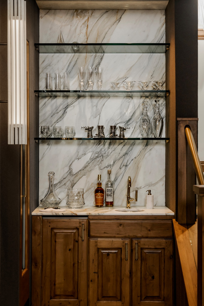 Immagine di un piccolo angolo bar con lavandino rustico con lavello sottopiano, top in marmo, paraspruzzi in marmo, moquette, top bianco e paraspruzzi bianco