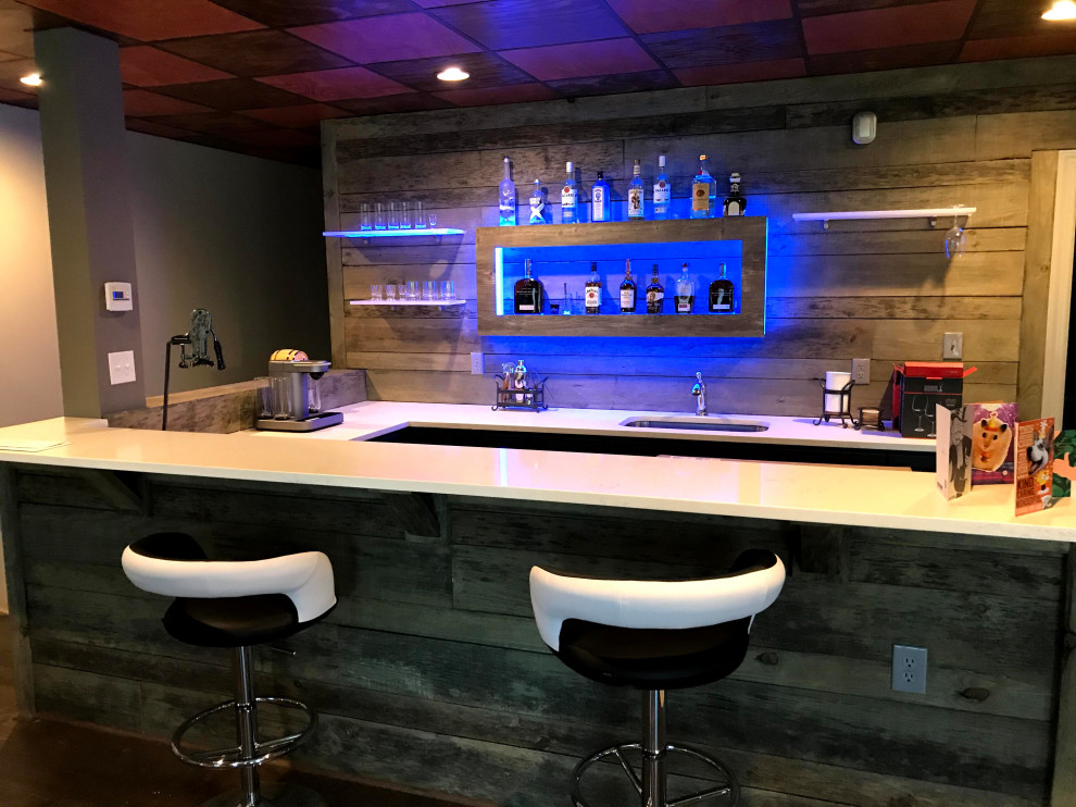 Idée de décoration pour un bar de salon parallèle design de taille moyenne avec des tabourets, un placard avec porte à panneau encastré, des portes de placard bleues, un plan de travail en quartz modifié et un plan de travail blanc.