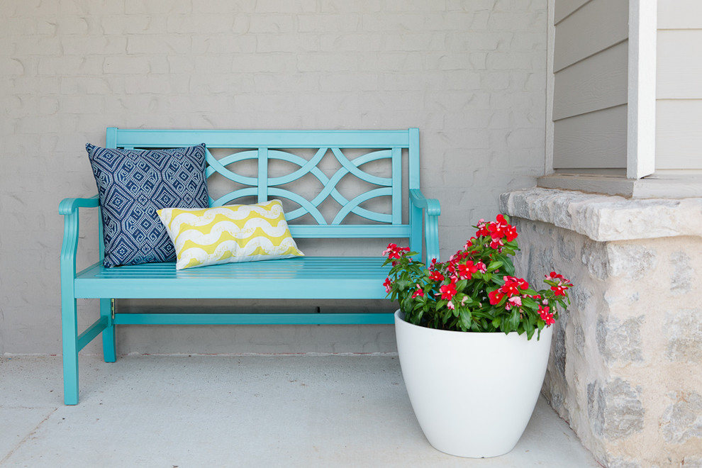 Example of a mid-sized beach style front yard concrete patio design