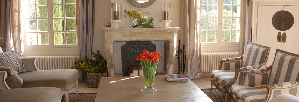 Inspiration for a farmhouse living room in Marseille.