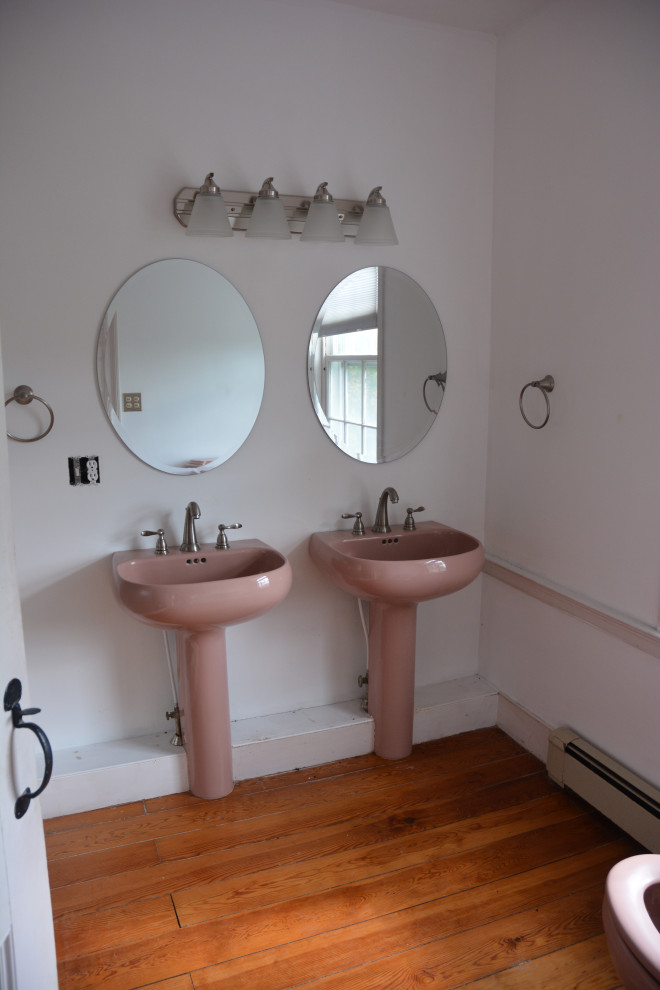 Example of a transitional home design design in Boston