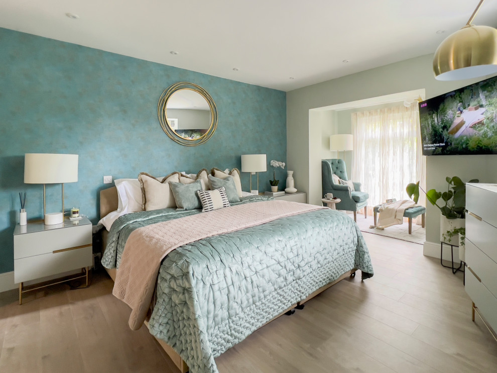 Großes Landhausstil Hauptschlafzimmer mit blauer Wandfarbe, Vinylboden und Tapetenwänden in Gloucestershire