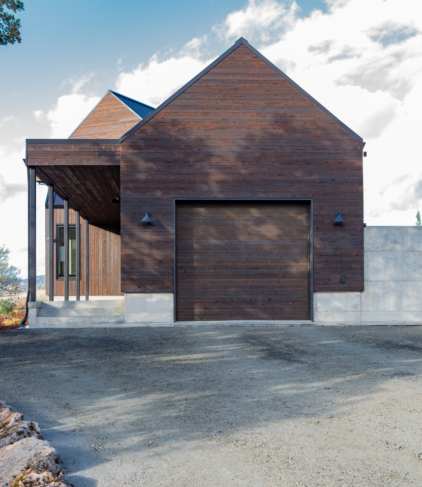 Свежая идея для дизайна: двухэтажный, деревянный частный загородный дом в стиле модернизм с металлической крышей - отличное фото интерьера