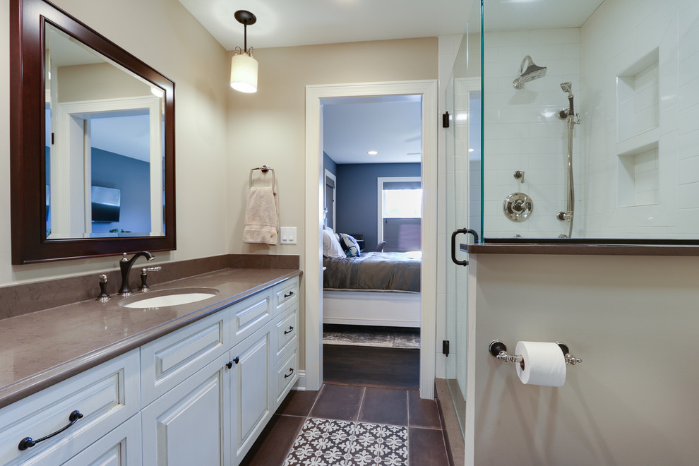 Example of a transitional bathroom design in Chicago