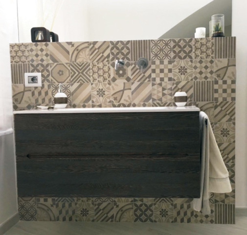Photo of a bathroom in Bologna with porcelain tile.