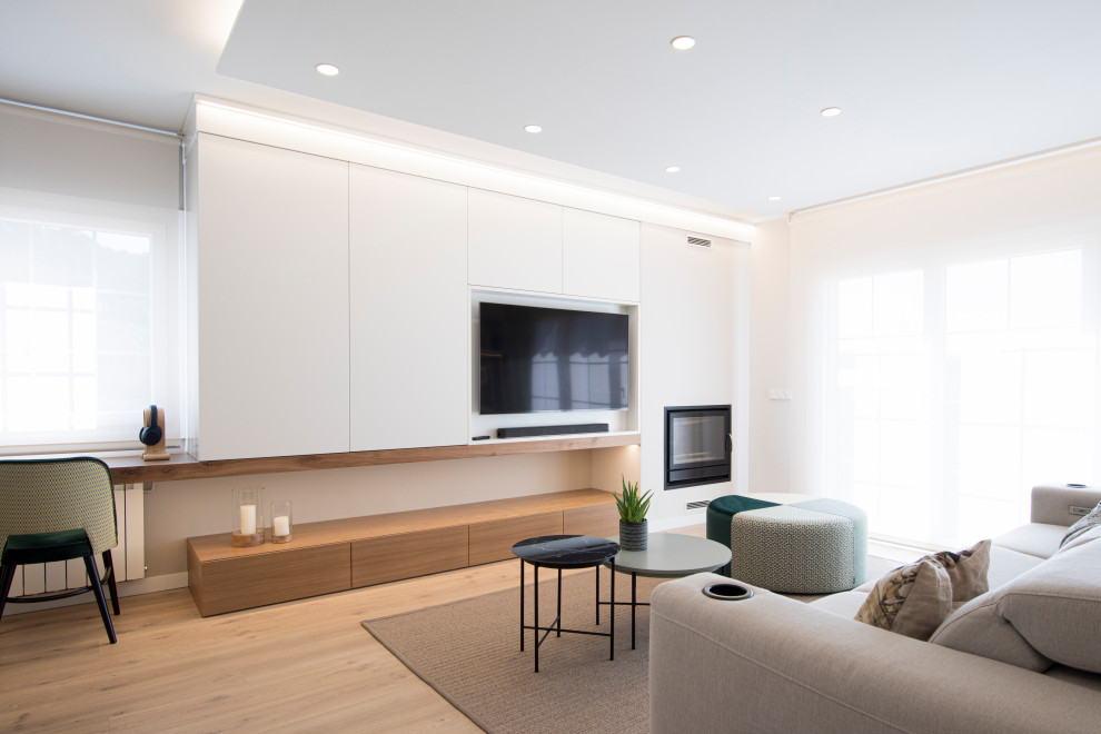 Cette image montre une salle de séjour design de taille moyenne avec parquet clair, une cheminée standard et un manteau de cheminée en plâtre.
