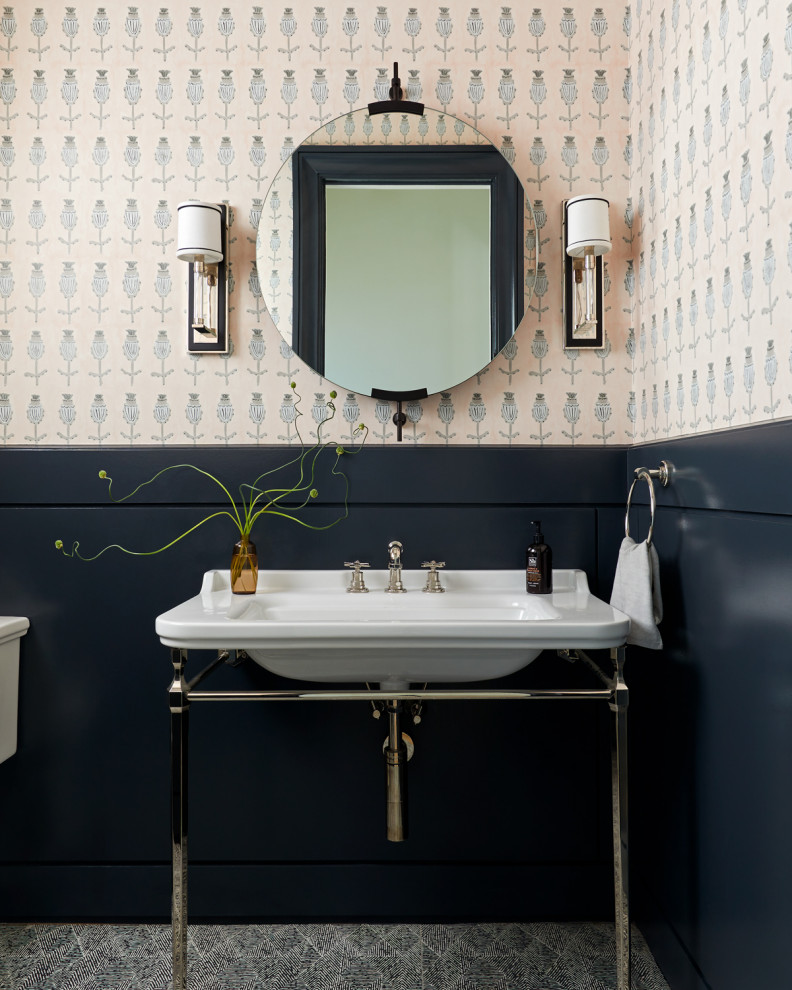 Klassische Gästetoilette mit beiger Wandfarbe, Waschtischkonsole, grauem Boden, vertäfelten Wänden und Tapetenwänden in New York