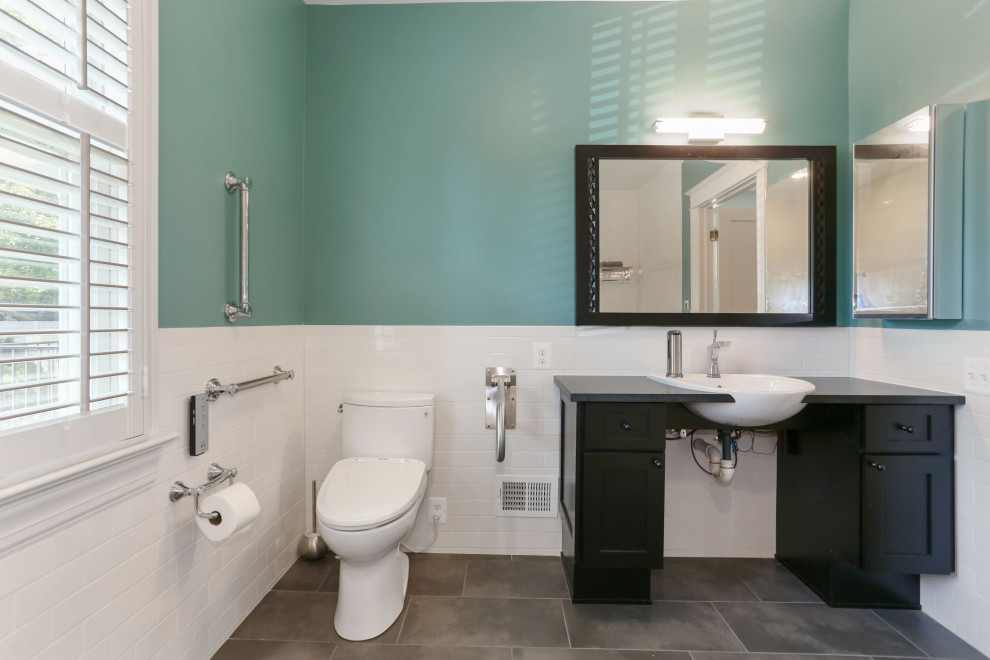 Exempel på ett stort klassiskt svart svart badrum, med skåp i shakerstil, svarta skåp, ett platsbyggt badkar, en kantlös dusch, en toalettstol med separat cisternkåpa, vit kakel, keramikplattor, gröna väggar, klinkergolv i porslin, ett integrerad handfat, granitbänkskiva, grått golv och med dusch som är öppen