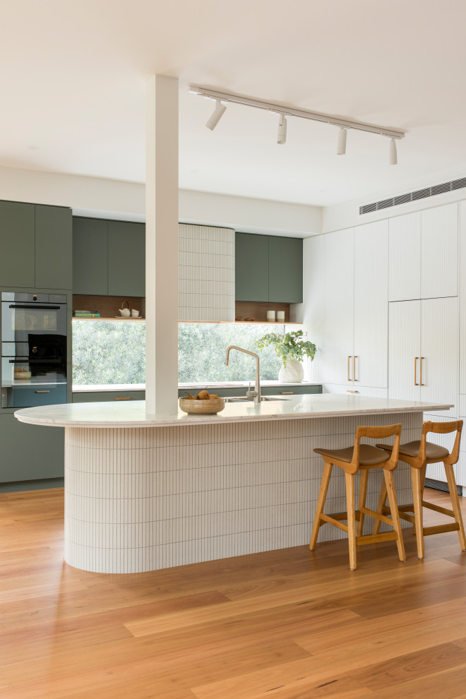 Inspiration for a large contemporary kitchen in Melbourne with an undermount sink, light hardwood floors and with island.