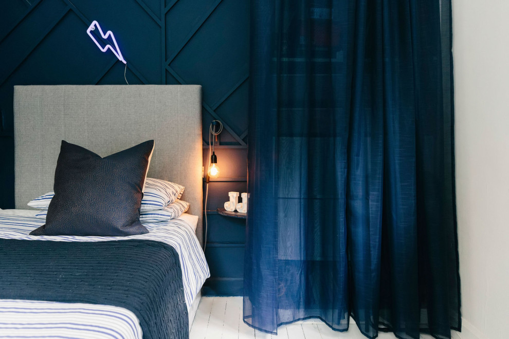 Imagen de dormitorio infantil moderno pequeño con paredes azules, moqueta, suelo beige y panelado