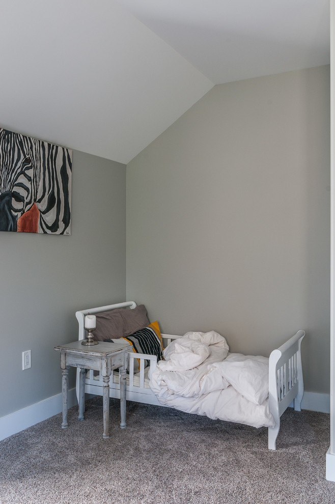 Photo of a mid-sized bedroom in Toronto with grey walls, carpet and no fireplace.