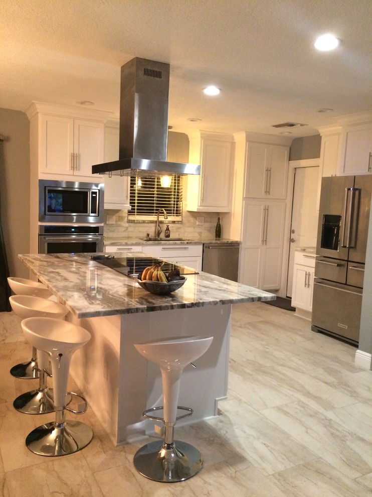 Kitchen - transitional kitchen idea in Orlando