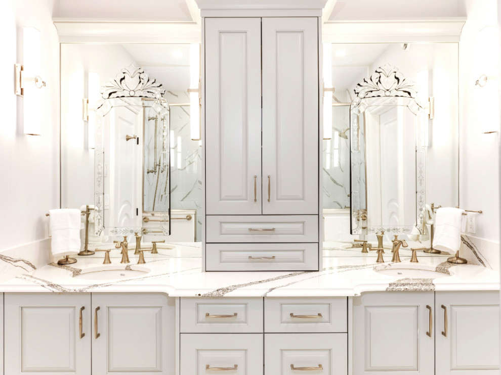 Aménagement d'une salle de bain avec des portes de placard blanches, un carrelage blanc, du carrelage en marbre, un plan de toilette en quartz modifié, un plan de toilette blanc, meuble double vasque et meuble-lavabo encastré.
