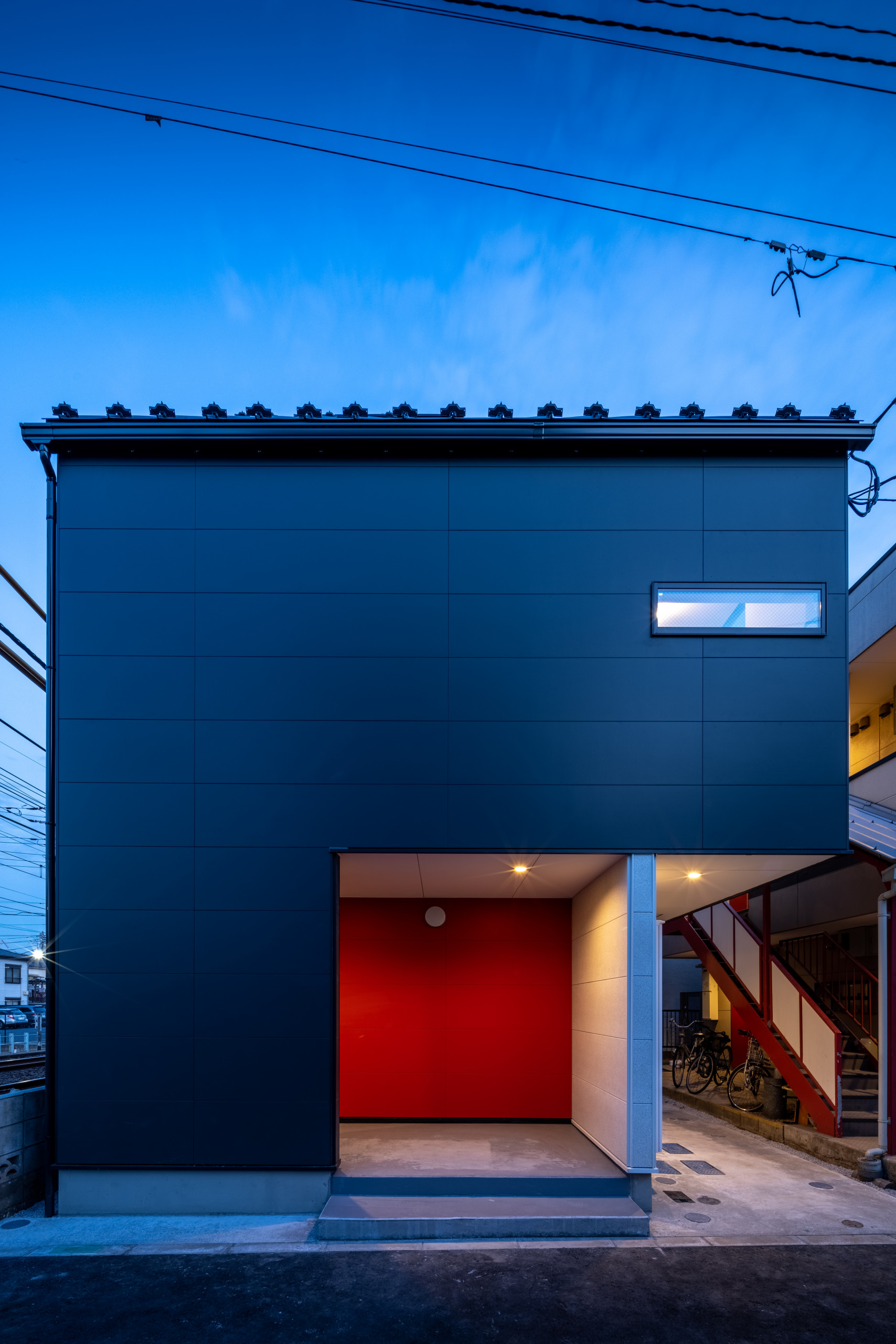 線路沿いの小さな共同住宅
