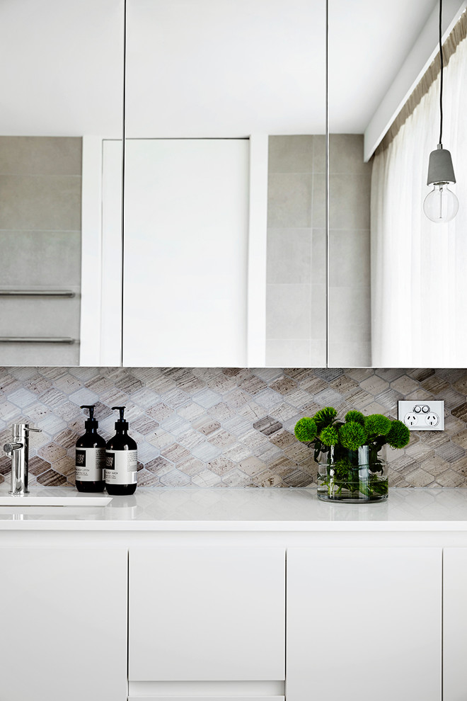 This is an example of a contemporary bathroom in Melbourne.