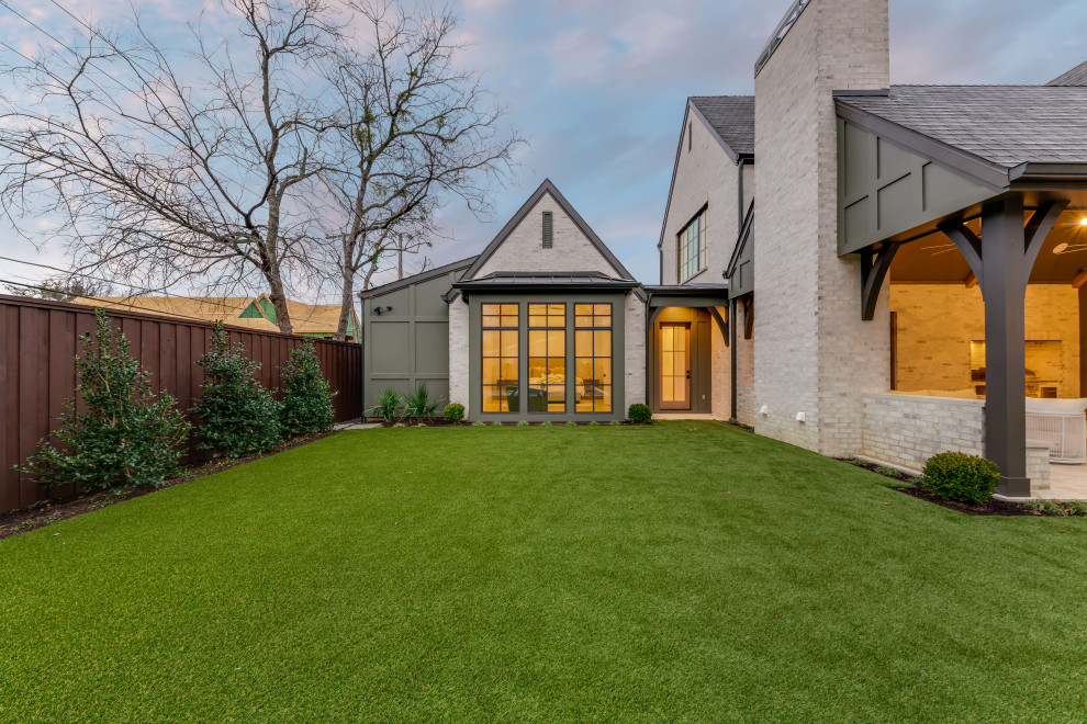 Transitional home design photo in Dallas