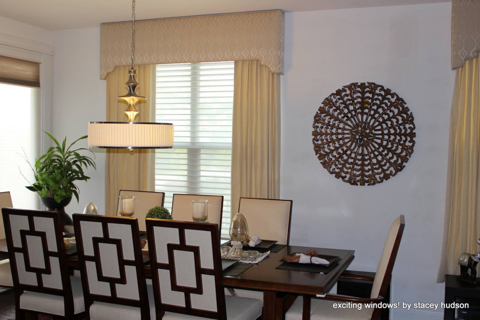 Example of a transitional home design design in Austin