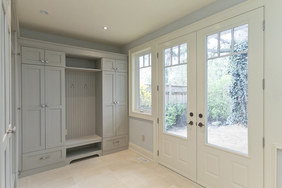Example of a transitional entryway design in Toronto