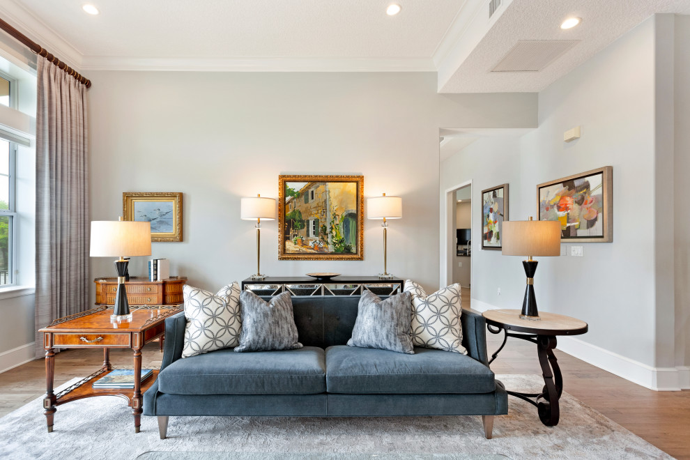 Ispirazione per un soggiorno tradizionale di medie dimensioni e aperto con pavimento in legno massello medio, pavimento marrone e pareti blu