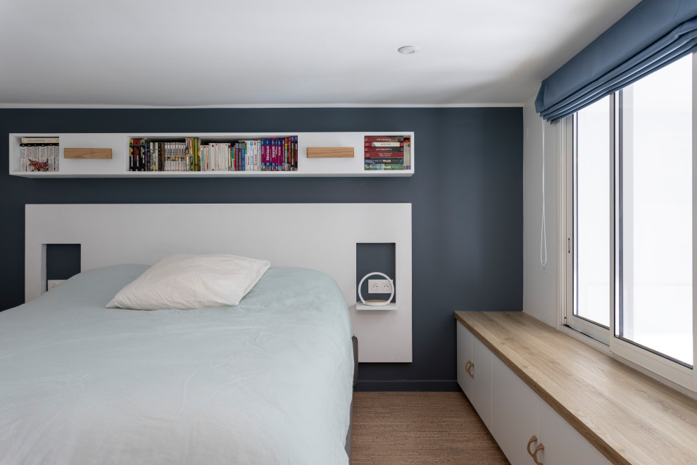 Idée de décoration pour une petite chambre parentale minimaliste avec un mur gris, un sol en liège, aucune cheminée et un sol marron.