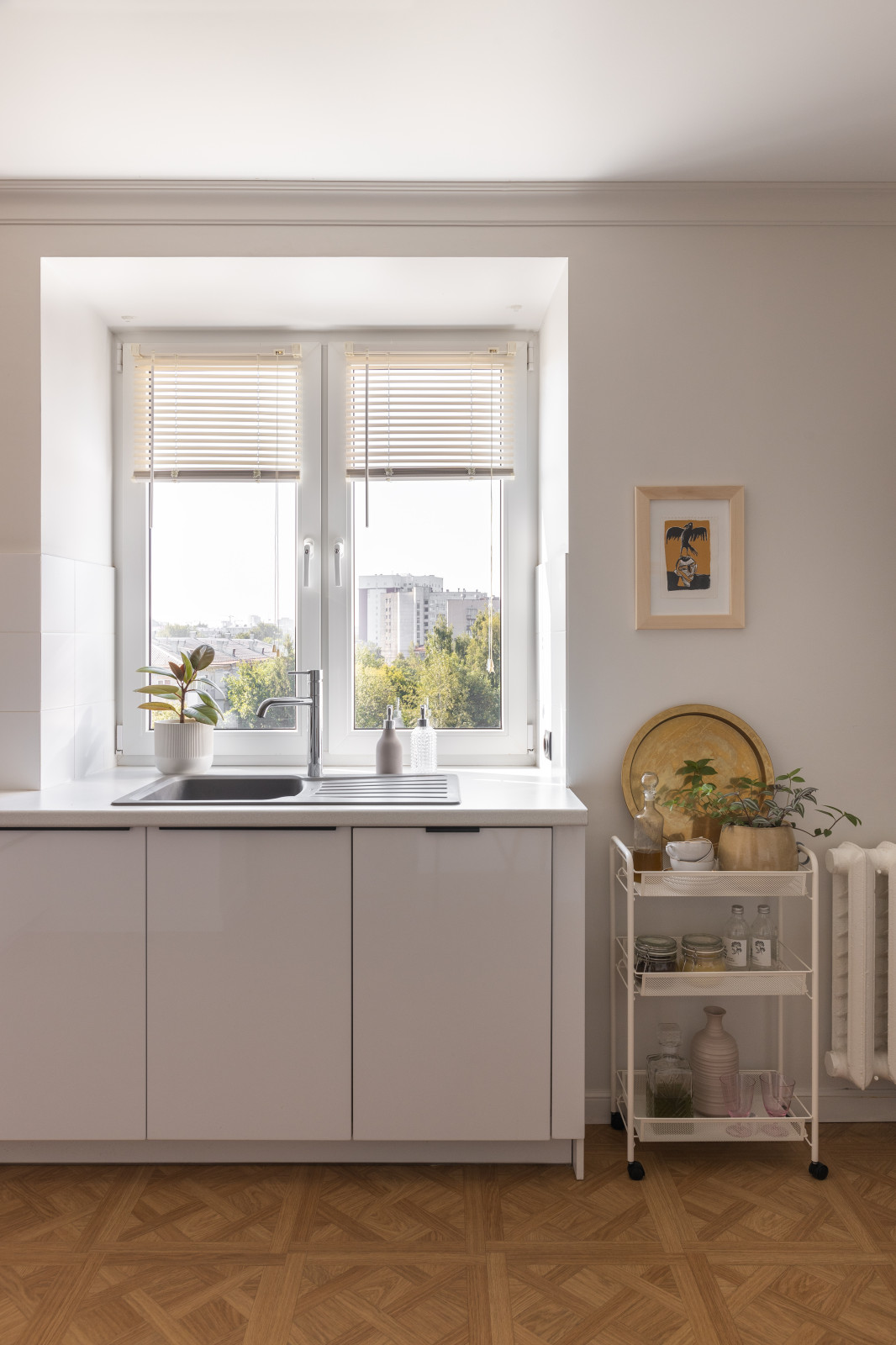 Кухня. Мойка с видом в окно