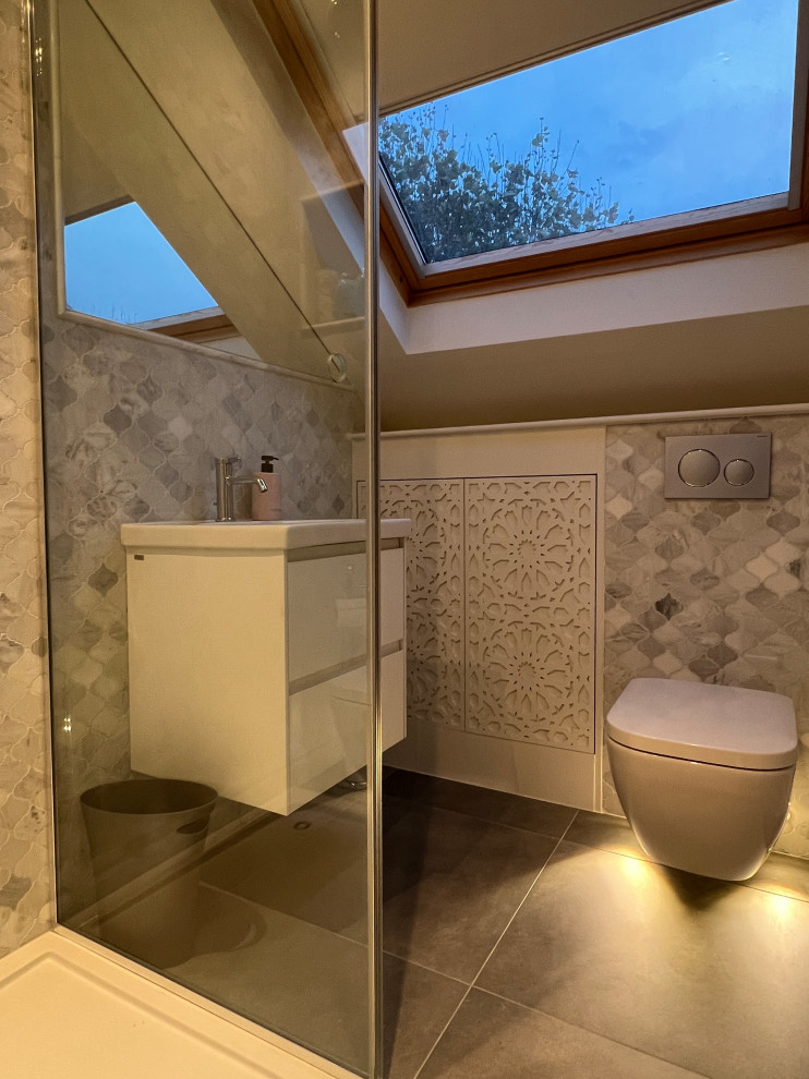 Стильный дизайн: маленькая ванная комната в стиле фьюжн с серой плиткой, тумбой под одну раковину и подвесной тумбой для на участке и в саду - последний тренд