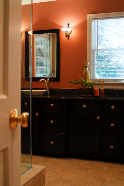 Updated Bathroom clasico-cuarto-de-bano