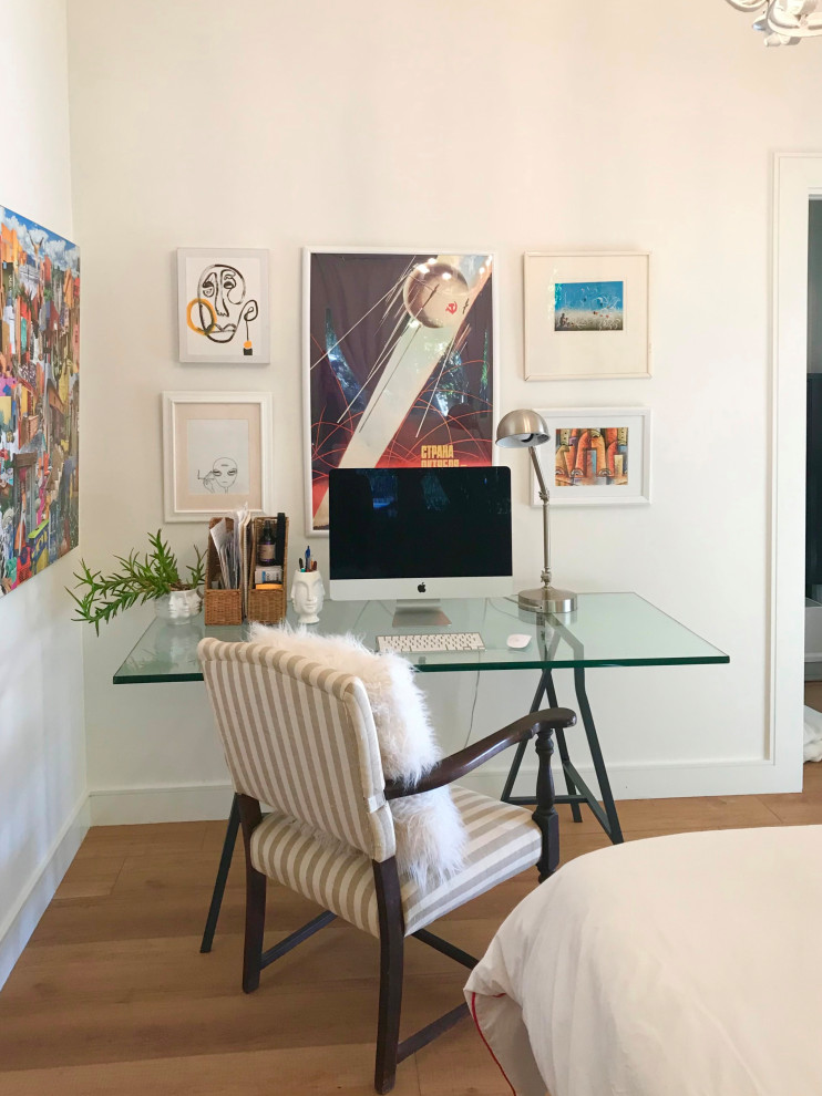 Inredning av ett modernt litet arbetsrum, med vita väggar, vinylgolv, ett fristående skrivbord och gult golv